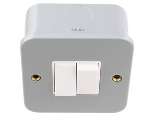 ESSENTIALS CL012 10AX 2 GANG 2 WAY PLATE SWITCH