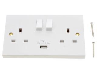 POLAR 13A 2 GANG SWITCHED SOCKET WITH 2.1A USB OUTLET TWIN EARTH